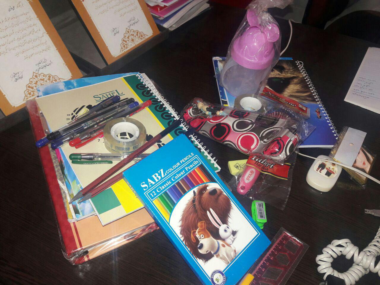 اهدای نوشت افزار به دانش آموزان روستایی نیازمند