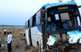 برخورد اتوبوس با شتر در جاده میناب- جاسک و سه مجروح