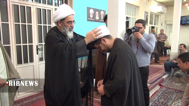 عمامه گذاری جمعی از طلاب در روز میلاد پیامبر و امام صادق در قم