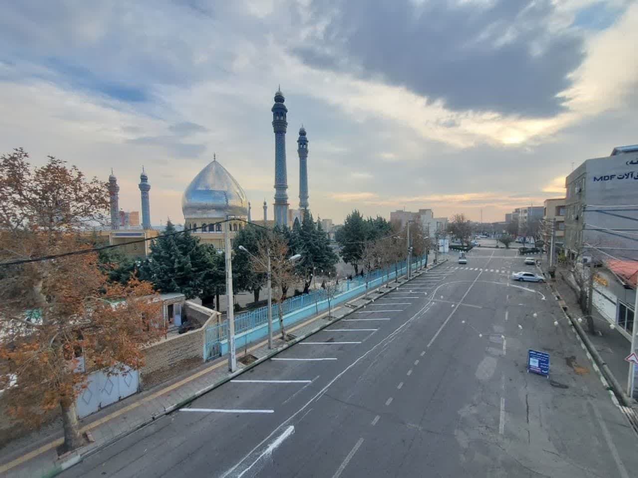 ساماندهی محل پارک خودروها مقابل مصلی امام خمینی (ره) ساماندهی محل پارک خودروها مقابل مصلی امام خمینی (ره)