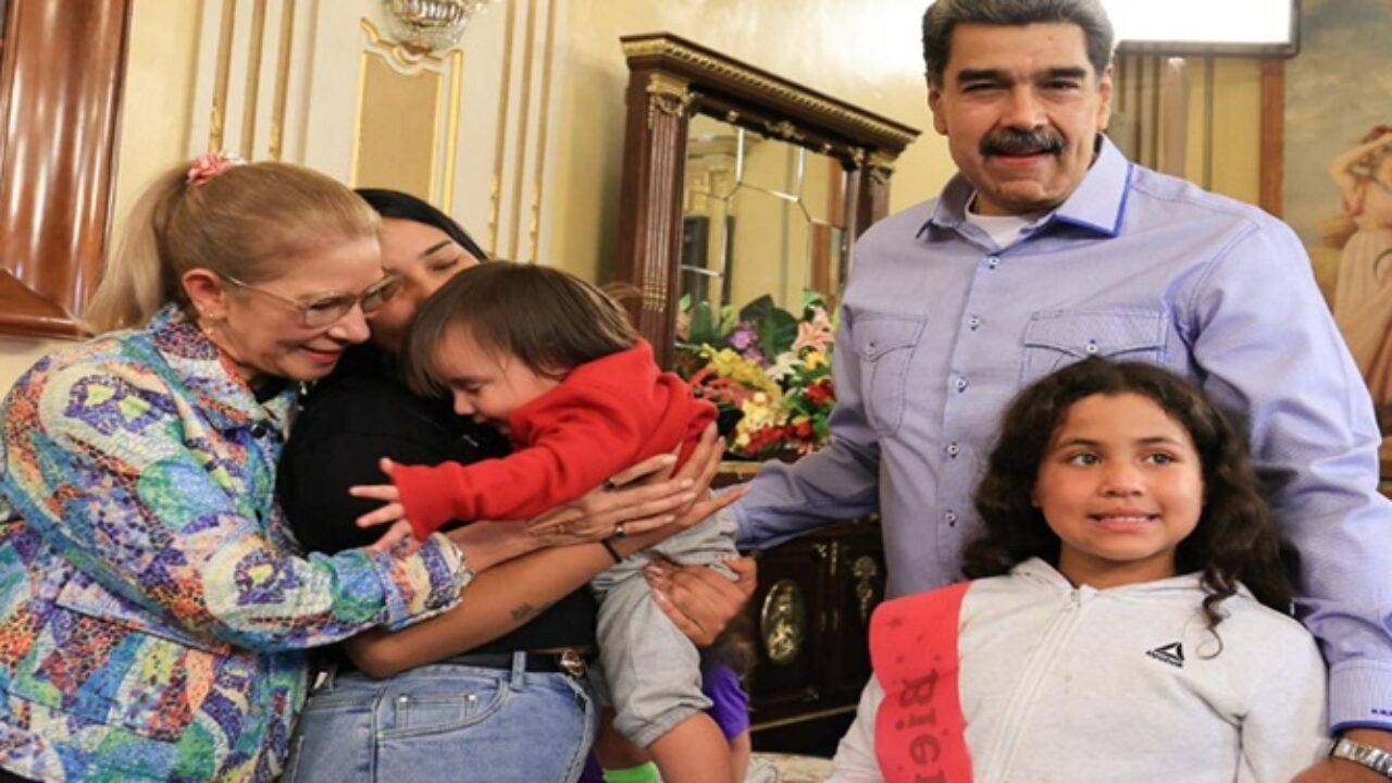دولت ونزوئلا ۷ کودک ربوده شده  از سوی دولت آمریکا را بازگرداند.